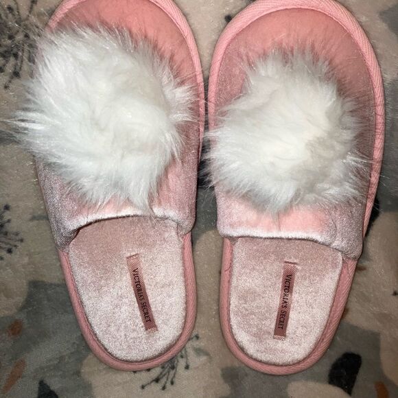 Victoria's Secret LOVE Pink and White Cozy Slippers Size Large NWOT - Picture 1 of 3